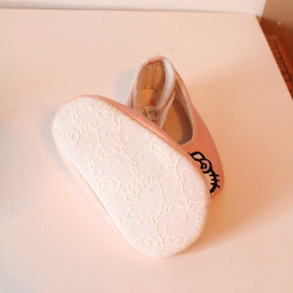 🍁5/$25🎃 Hello Kitty Size 2 Baby (3M) Crib Shoes - Picture 2 of 2